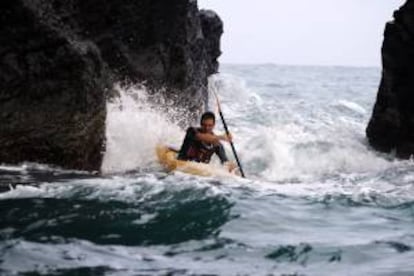 Fotografía sin fechar del explorador mexicano Abraham Levy, quien intentará remar en solitario de España a México en un bote equipado con lo más avanzado de la tecnología de navegación.