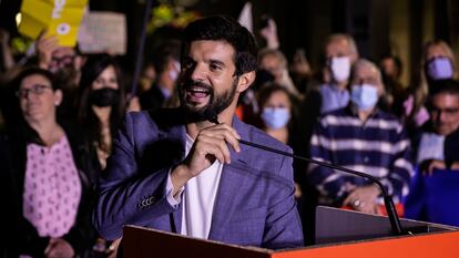 Gerard Esteva toma la palabra en la manifestación contra Ada Colau en la plaza Sant Jaume de Barcelona, este jueves.