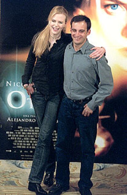 Alejandro Amenábar y Nicole Kidman durante la presentación de <i>Los otros</i> en Madrid.