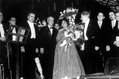 En la imagen, la soprano catalana durante el estreno mundial de <i>La Atlántida</i>, de Manuel de Falla, en el gran Teatro del Liceo de Barcelona, en 1961.