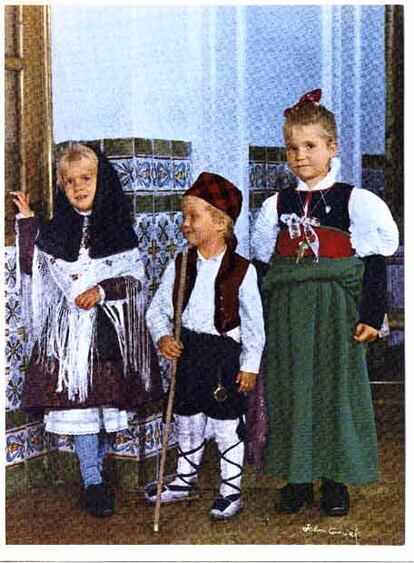 En 1971, los Reyes felicitaron la Navidad con la imagen de sus tres hijos ataviados con trajes regionales. Don Felipe aparece ahora junto a sus hermanas, llevando el traje típico de Aragón.