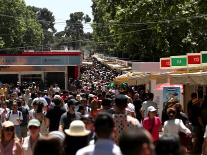 Visitantes recorriendo el parque del Retiro de Madrid este sábado para visitar la Feria del Libro.