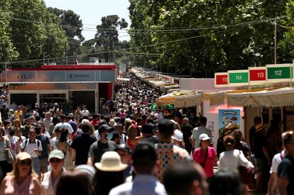 Visitantes recorriendo el parque del Retiro de Madrid este sábado para visitar la Feria del Libro.