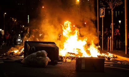 Disturbios en el entorno del paseo de Gracia después de la manifestación del pasado sábado contra la sentencia del 'procés'.