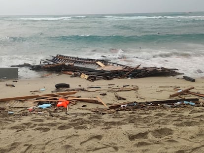 Restos del naufragio en Calabria donde fallecieron más de setetenta migrantes.