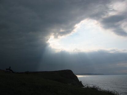 Vista de un acantilado en la costa de Cantabria. 