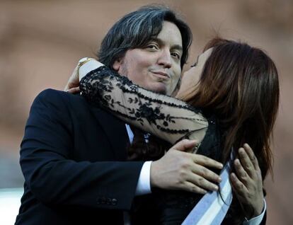 La presidenta argentina Cristina Fernández abraza a su hijo Máximo.