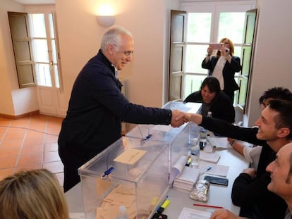 El presidente en funciones de La Rioja, José Ignacio Ceniceros, tras votar en su pueblo Villoslada de Cameros
 