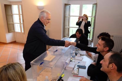 El presidente en funciones de La Rioja, José Ignacio Ceniceros, tras votar en su pueblo Villoslada de Cameros