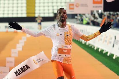 El belga-somalí Bashir Abdi entra como vencedor de la San Silvestre Vallecana.