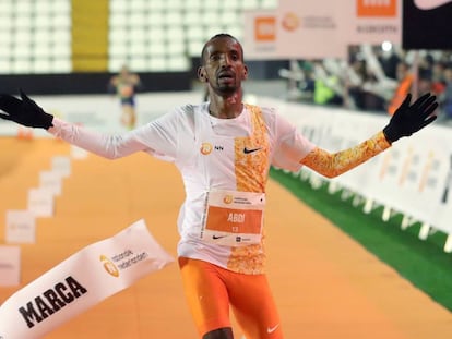 El belga-somalí Bashir Abdi entra como vencedor de la San Silvestre Vallecana.