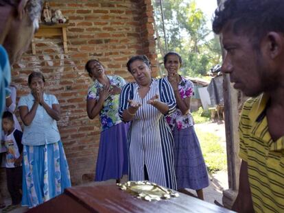 Velório de uma das vítimas dos atentados em Negombo, Sri Lanka, nesta segunda-feira