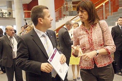 La consejera de Justicia, Idoia Mendia, habla con el presidente de Eudel, Jokin Bildarratz, durante la inauguración ayer en Bilbao de un congreso sobre entidades locales.