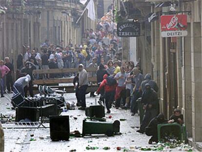 Incidentes, ayer, en la Parte Vieja de San Sebastián, tras una manifestación contra la prohibición de Batasuna.