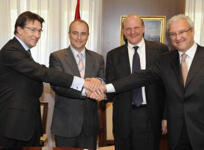 El director general adjunto ejecutivo de La Caixa, Antonio Massanell, el ministro de Industria, Comercio y Turismo, Miguel Sebastián, el presidente de Microsoft , Steve Ballmer y el presidente de HP sellan el acuerdo.