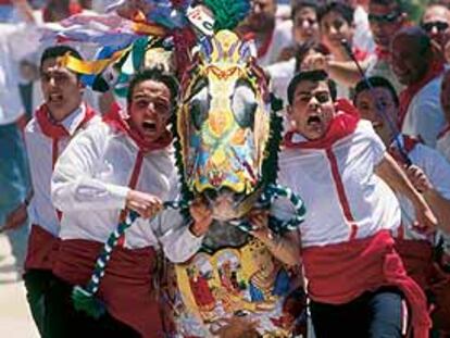 Un caballo enjaezado con bordados es conducido en Caravaca de la Cruz durante la fiesta de los caballos del Vino.