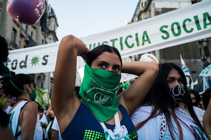 Una mujer durante la manifestación a favor de la legalización del aborto en Argentina, el pasado 29 de diciembre en Buenos Aires.