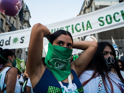 Una mujer durante la manifestación a favor de la legalización del aborto en Argentina, el pasado 29 de diciembre en Buenos Aires.