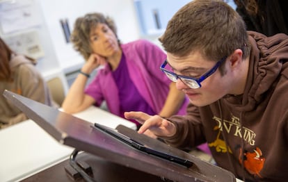 Javier Oto junto a la tutora Arantxa Meca en una aula del centro Isterria.