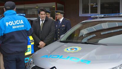 El alcalde de Alcorc&oacute;n presenta unos coches de polic&iacute;a. 