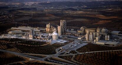 Vista aérea de la planta cementera de Morata de Tajuña.