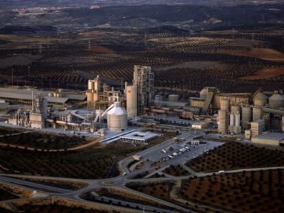 Vista aérea de la planta cementera de Morata de Tajuña.