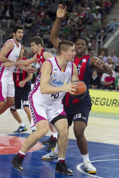 Paul Davis ataca ante la presencia de Kevin Seraphin.