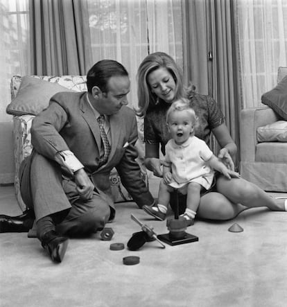 Rupert Murdoch posa con su segunda mujer, Anna Maria Torv, y su hija Elisabeth, en octubre de 1969.