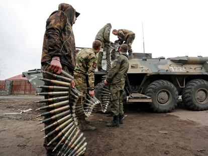 Service members of pro-Russian troops load ammunition into an armoured personnel carrier during fighting in Ukraine-Russia conflict in the southern port city of Mariupol, Ukraine April 12, 2022. REUTERS/Alexander Ermochenko