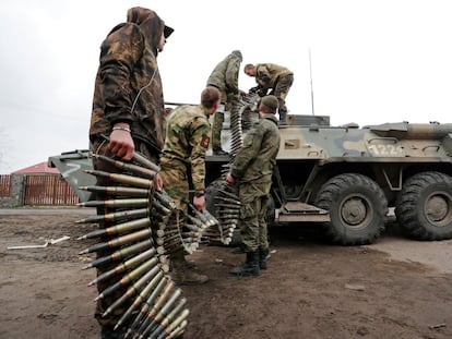 Service members of pro-Russian troops load ammunition into an armoured personnel carrier during fighting in Ukraine-Russia conflict in the southern port city of Mariupol, Ukraine April 12, 2022. REUTERS/Alexander Ermochenko