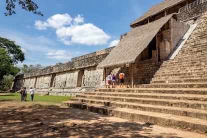 Un guía muestra la Acrópolis de Ek Balam a turistas, en Yucatán (México).