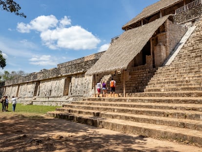 Un guía muestra la Acrópolis de Ek Balam a turistas, en Yucatán (México).