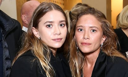 Mary Kate Olsen y, a la derecha, Ashley Olsen.