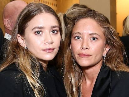 Mary Kate Olsen y, a la derecha, Ashley Olsen.