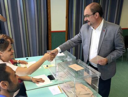 El presidente aragonés y secretario general de los socialistas aragoneses, Javier Lambán, saluda a los miembros de la mesa antes de ejercer su derecho al voto en el Centro Cívico Cultural de Ejea de los Caballeros (Zaragoza).