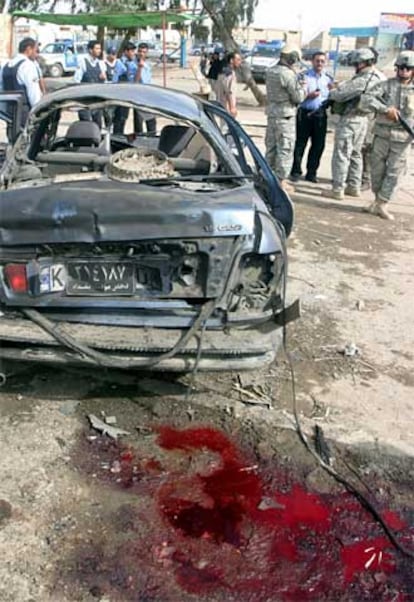 Estado en el que ha quedado el coche bomba que ha provocado la muerte de 10 personas en un barrio chií de Bagdad.