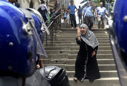 Una manifestante argelina grita frente a las fuerzas de seguridad durante una protesta en la capital de Argel. Las autoridades argelinas detuvieron el 23 de junio a 18 personas que habían blandido la bandera de la minoría bereber durante una protesta antigubernamental en Argel a pesar de prohibición impuesta por los militares.