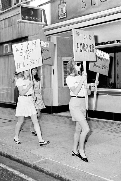 El furor que causó la minifalda fue tal que en 1966 muchas jóvenes tomaron las calles de Londres con pancartas que defendían el diseño y a su creadora y pedían a firmas como Dior justicia para la mini.