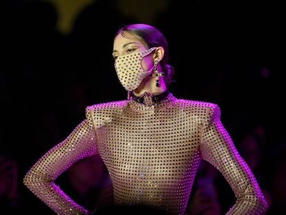 Mascarilla de diseño exhibida en la pasada Semana de la Moda de Nueva York, en febrero.