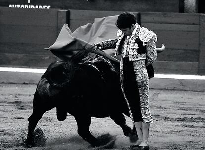 Virtuoso del torero. Verle en la plaza es una mezcla extraña de morbo, emoción, pasión, angustia, delirio, entusiasmo y sobrecogimiento. Es un arqueólogo de la pureza (Fotografía incluida en 'Serenata de una amanecer', editorial Lunwerg).