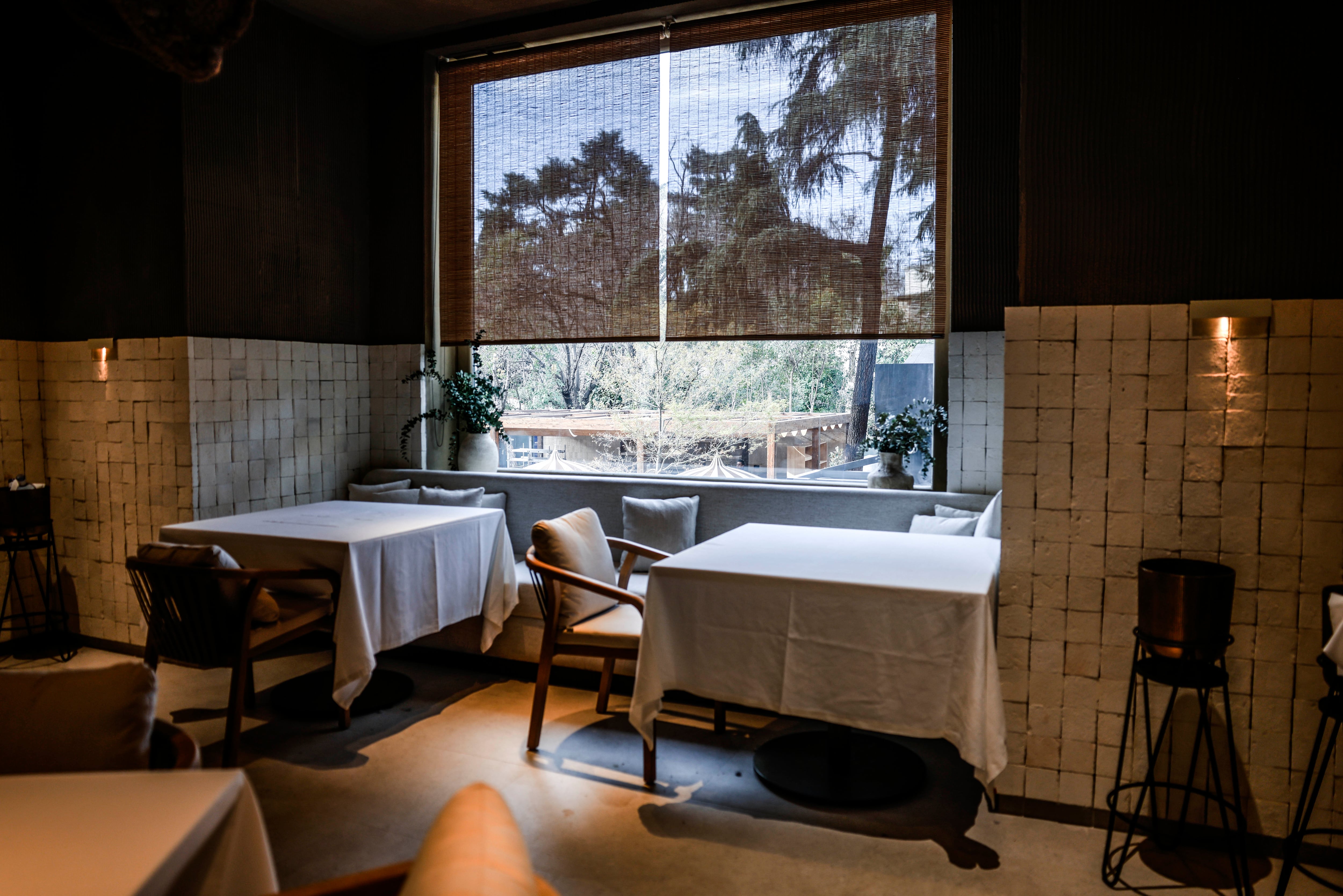 Una de las salas con vistas al jardín del nuevo restaurante El Campero.