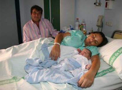 Una mujer portuguesa, junto al hijo recién nacido en el materno infantil de Badajoz.