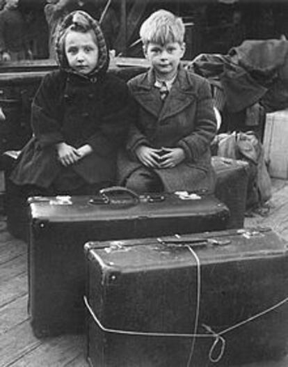 Dos niños repatriados en la cubierta del <b></b><i>Vicente Puchol,</i> en el puerto de Barcelona.
