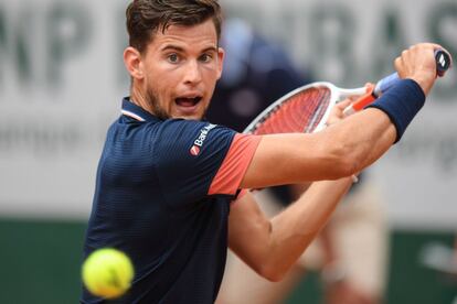 Dominic Thiem, antes de devolver a bola a Nadal.