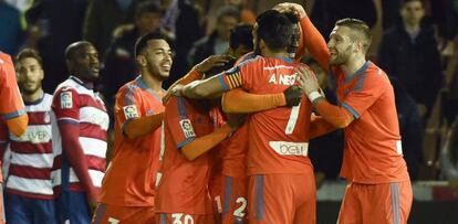 Lo jugadores del Valencia celebran el gol del Zahibo.