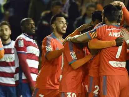 Lo jugadores del Valencia celebran el gol del Zahibo.