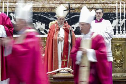 El papa Francisco bendice el ataúd del cardenal Paolo Sardi durante el funeral, en la Basílica de San Pedro (Ciudad del Vaticano), este lunes.