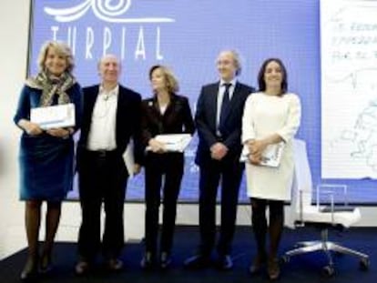 El dibujante de humor José María Pérez "Peridis" (2i) junto a la exministra Elena Salgado (c)  la expresidenta de la Comunidad de Madrid Esperanza Aguirre (i) el presidente de Ediciones Turpial, Mariano Martínez (2d) y la periodista Pepa Bueno, durante su asistencia a la presentación de su libro "¡Dios mío! ¿Qué he hecho yo para merecer esto?", con las mejores tiras publicadas en el periódico El País entre 2004 y 2011, esta tarde en El Matadero, en Madrid.