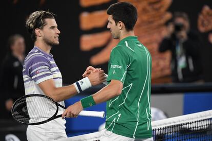 Dominic Thiem (a la izquierda) felicita a Novak Djokovic por su triunfo en la final.