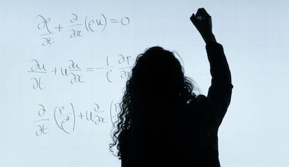 Una mujer resuelve un problema matemático en una pizarra.